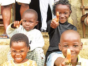 Niños de Instructores en Makak, Camerún